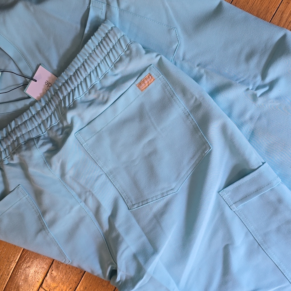 Light Blue Scrub Set Ocean Tide Garde Malade MEDIUM Petite NEW Rosie Gabrielle - Picture 6 of 6